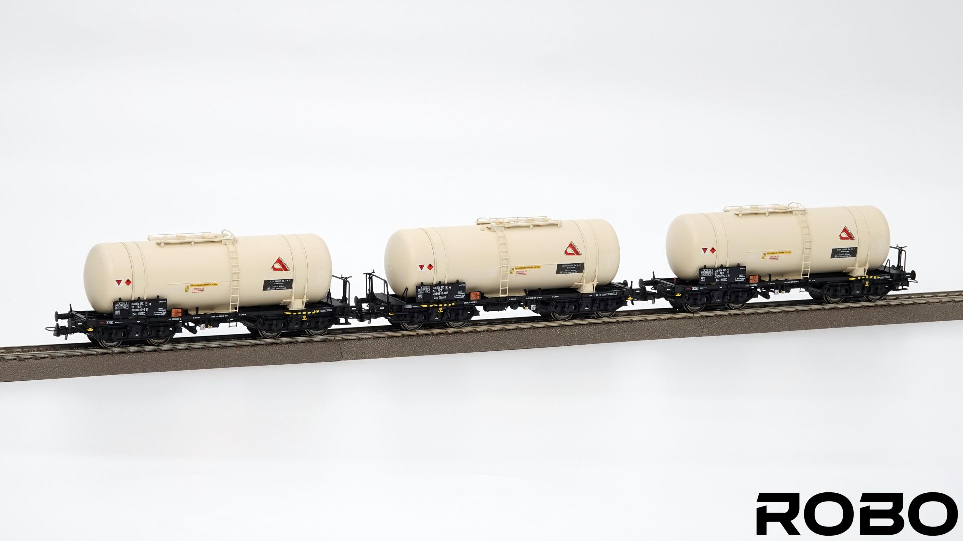 Robo 107510 - 3er Set Kesselwagen 406Rb, PKP, Ep.V 'ALCOPEGRO'