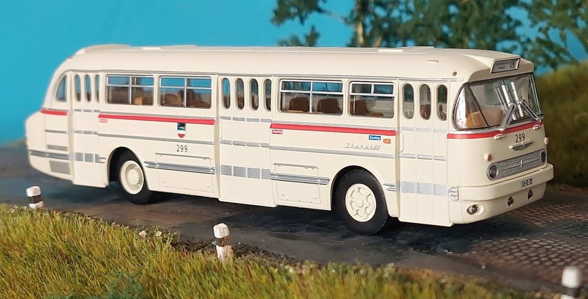 Brekina 03-380 - Ikarus 66 3-Türer VEB Rostocker Strassenbahn Wagen 299