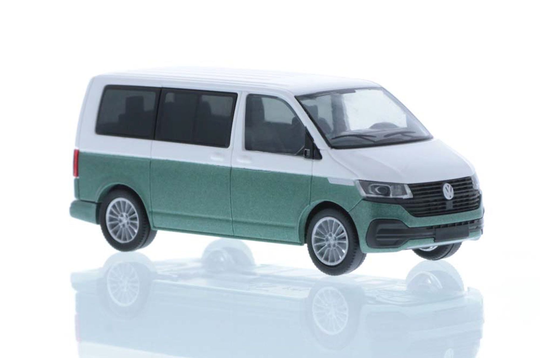 Rietze 11674 - Volkswagen T6.1 Bus KR candyweiß/bay leaf green