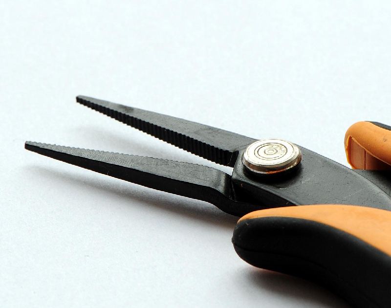 MMC 000005 - Flachzange flache spitze Backen innen gerieft, Länge 145mm