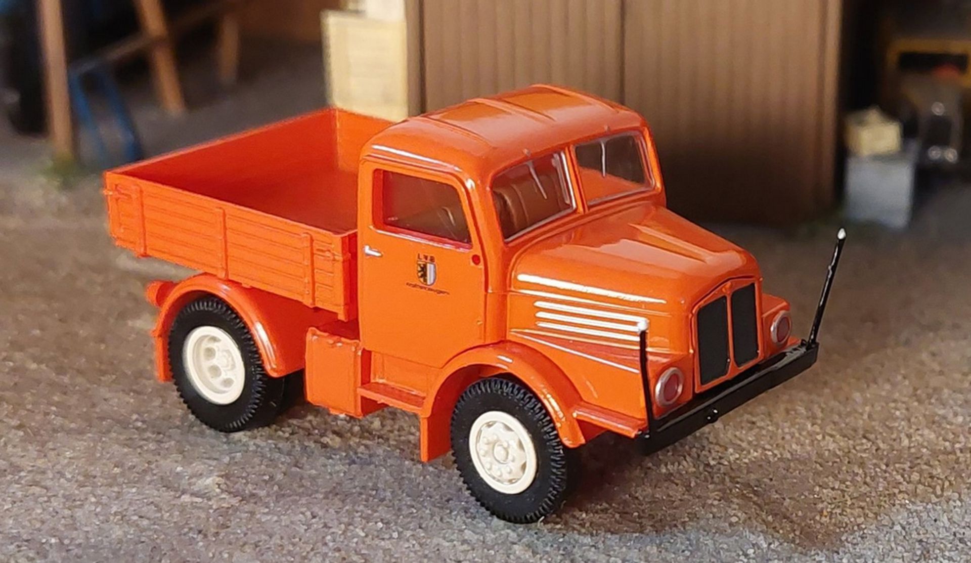 Brekina 03-363 - IFA S 4000 ZGM LVB Leipzig Busschlepper