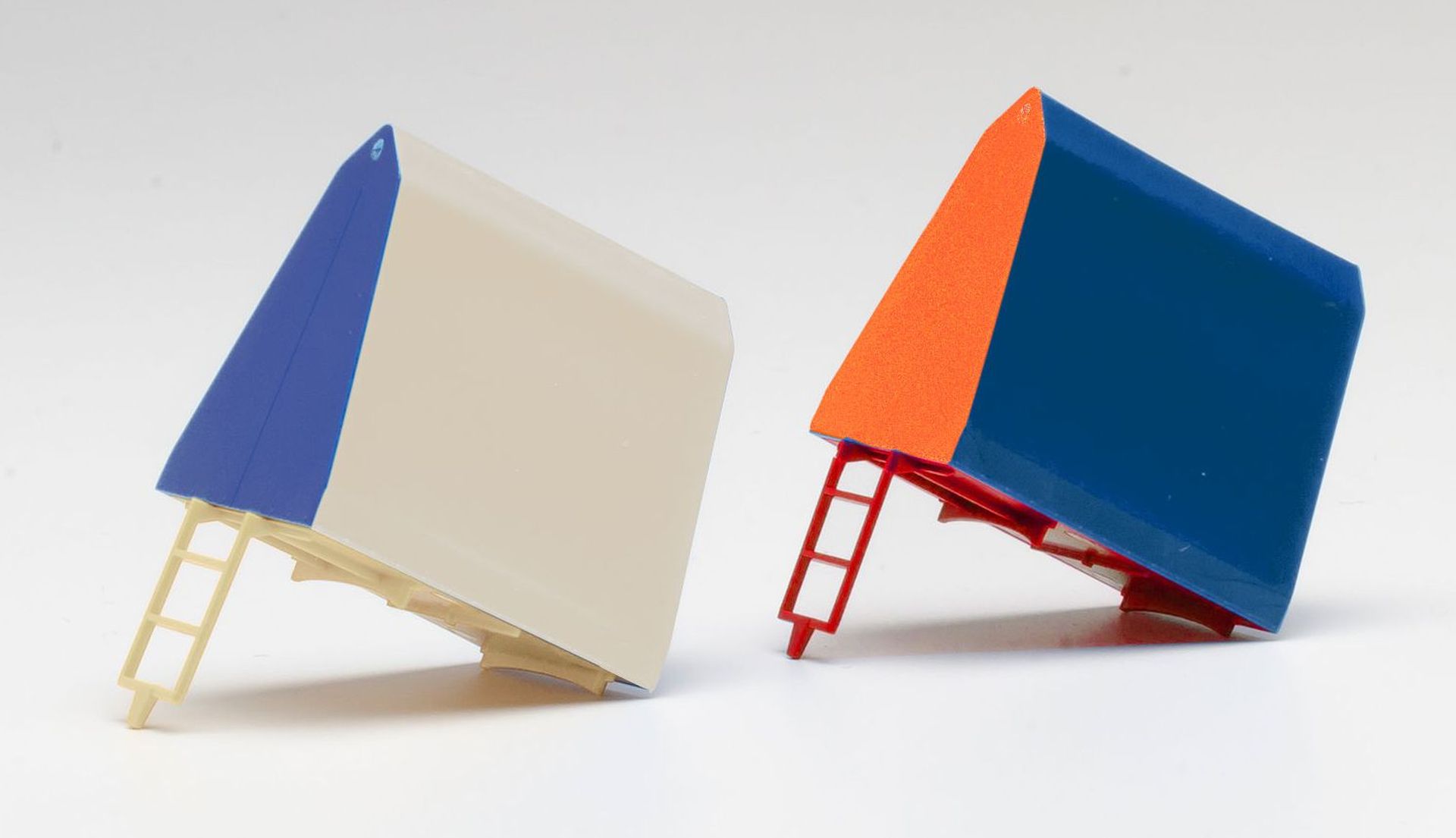 Herpa 054119-A24 - Dachzelt aufgebaut für Trabant/Wartburg, 2 Stück (orange/blau und weiß/blau)