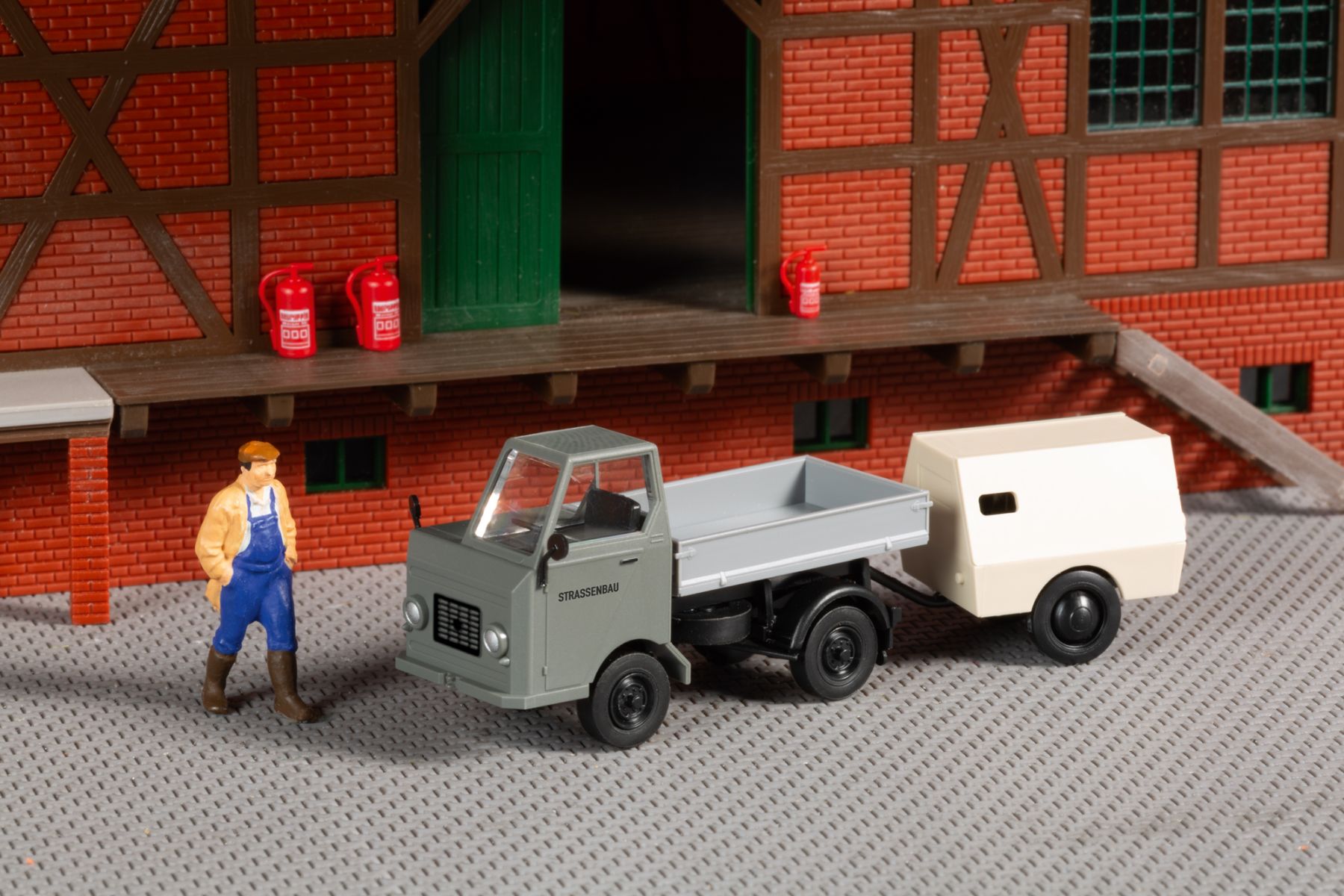 Auhagen 40512 - Multicar M22 Pritsche mit Kopressoranhänger, Bausatz