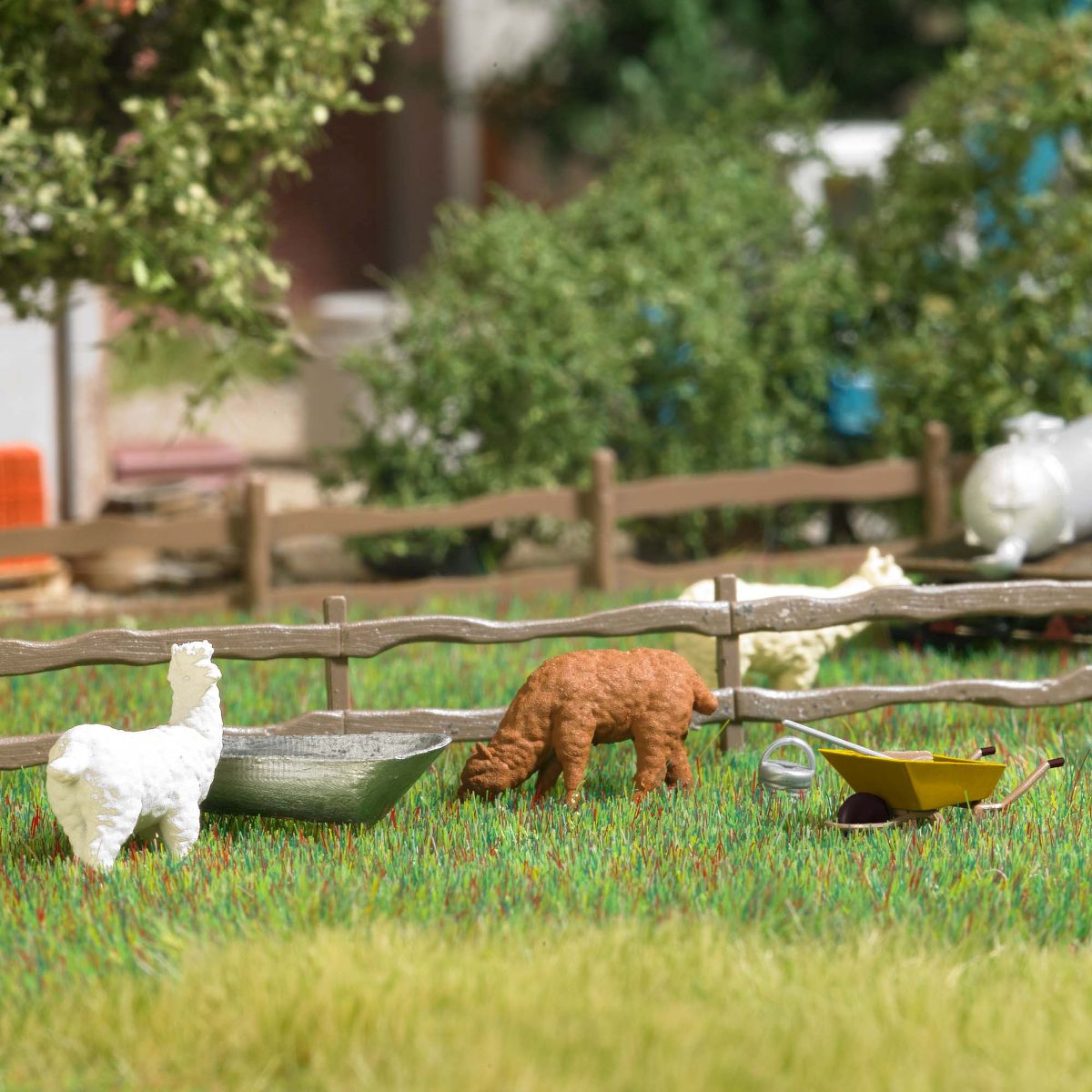 Busch 79861 - Aktion-Set: Alpakas mit Tränke Busch 79861 - Aktion-Set: Alpakas mit Tränke