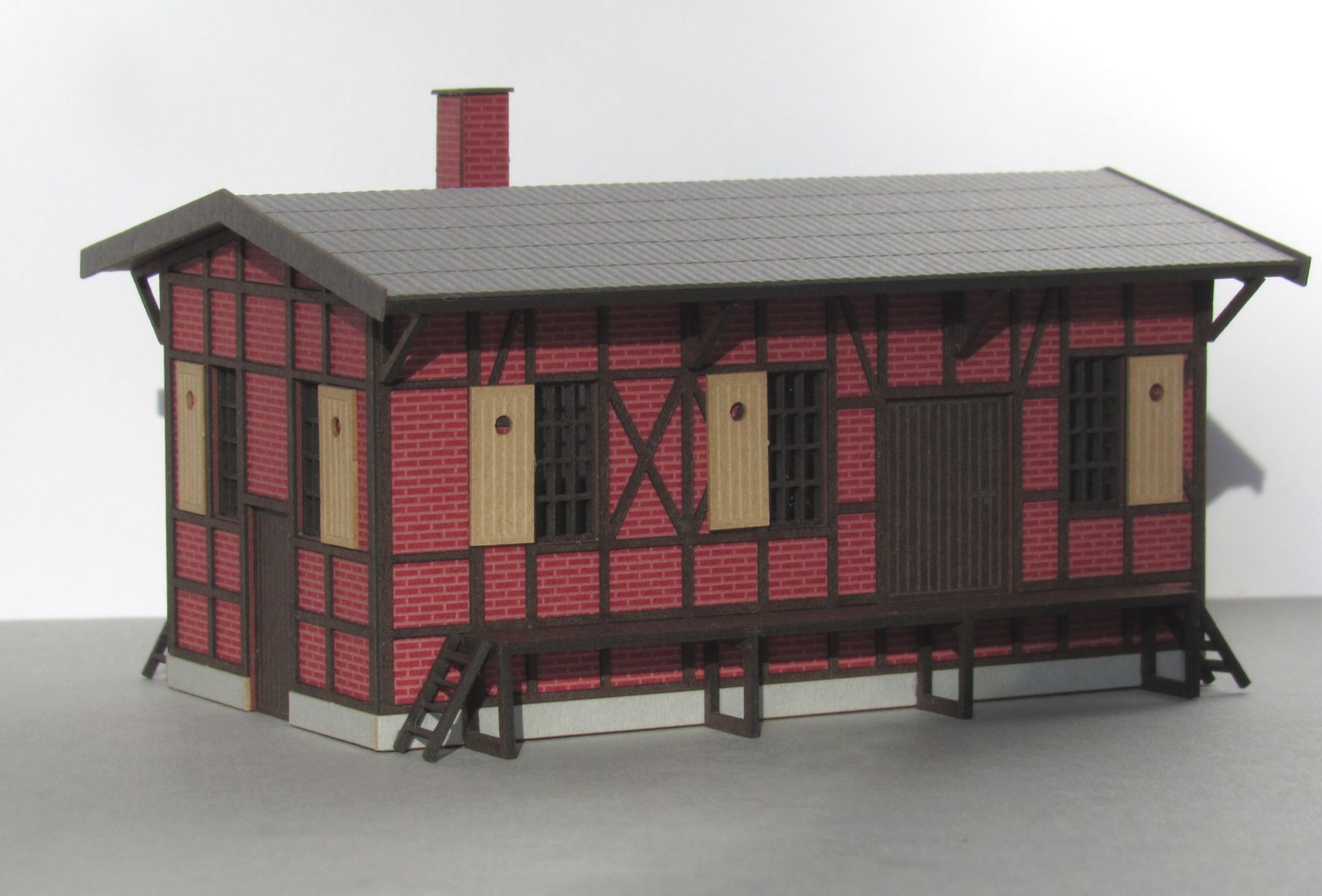 Laffont T5911 - Fachwerk-Güterschuppen mit Ziegelfassade