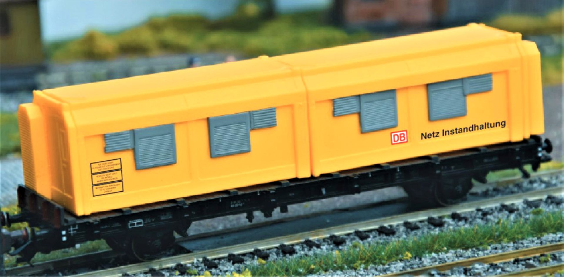 Loewe 2354 - Ladegut-Set (A) aus 2 Wohncontainern 'DB NETZ INSTANDHALTUNG', H0, 2 x 70 mm