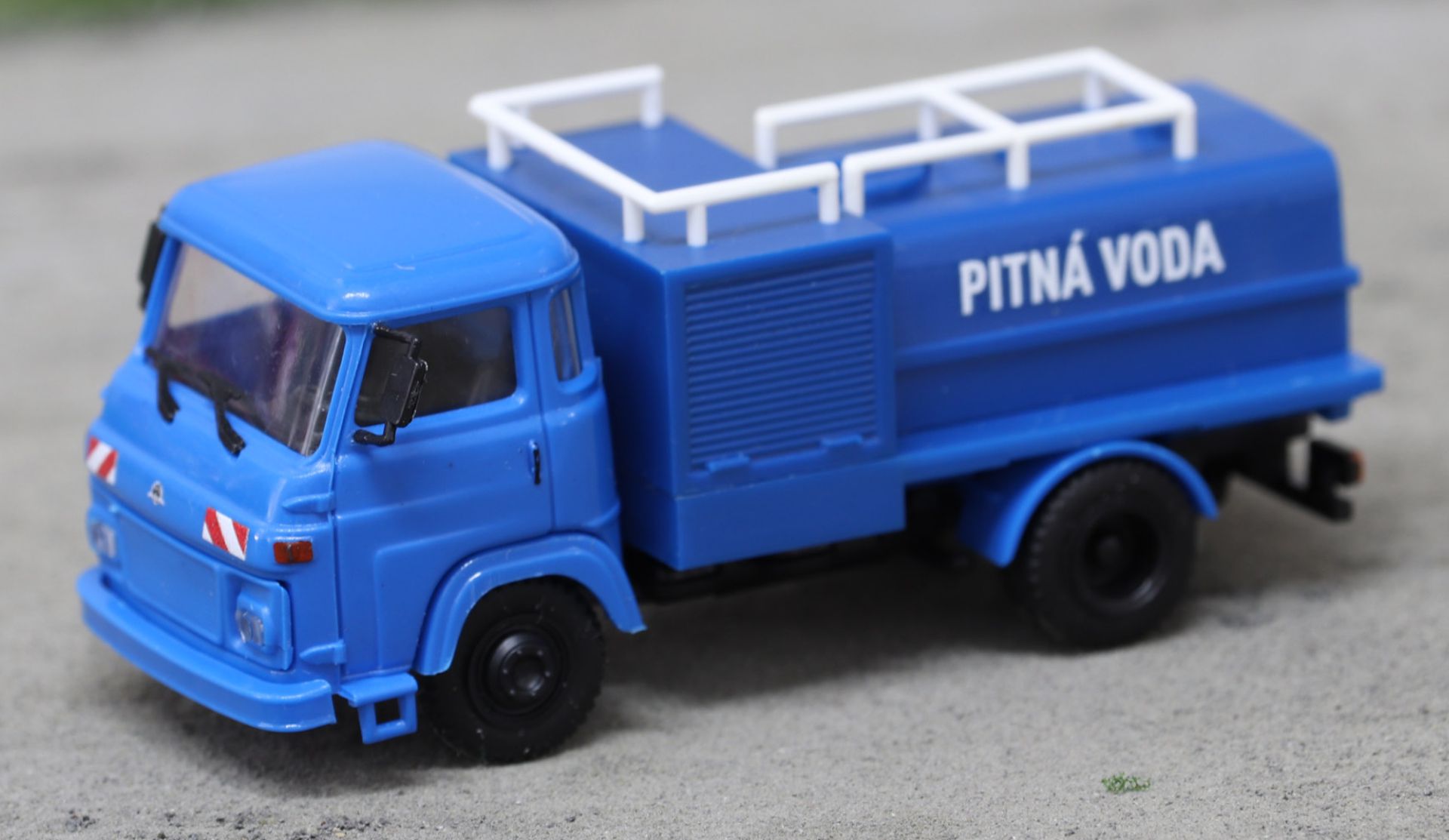 igra 66518123 - Avia Tankwagen Trinkwasser, inkl. Abziehbilder, Bausatz