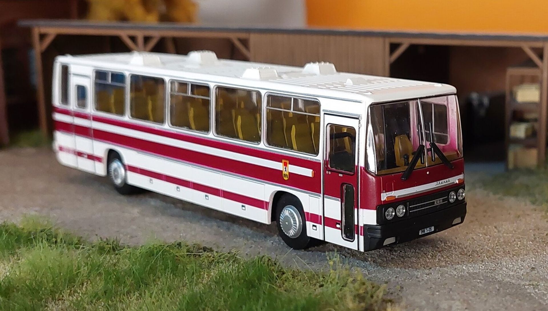 Brekina 03-435 - Ikarus 250.59 "BVB Berlin" - dunkelrot/weiß