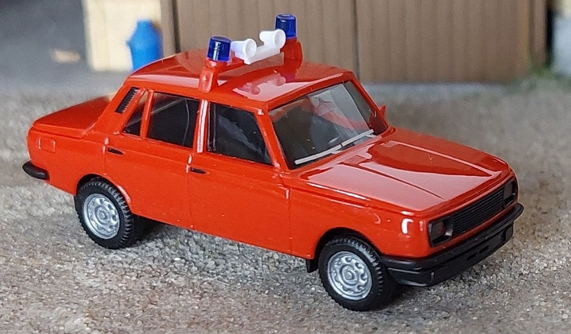Herpa 03-399 - IFA Wartburg 353 Modell 84 FW Dresden ELW rot