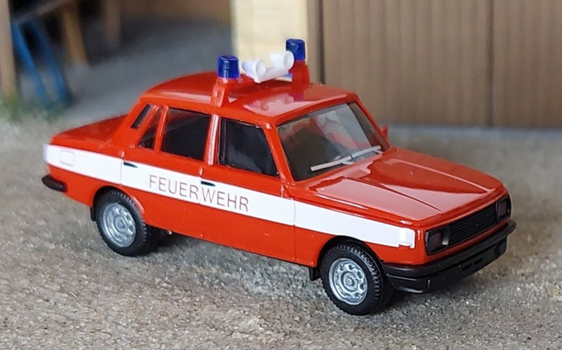 Herpa 03-400 - IFA Wartburg 353 Modell 84 FW Dresden ELW rot/weiß