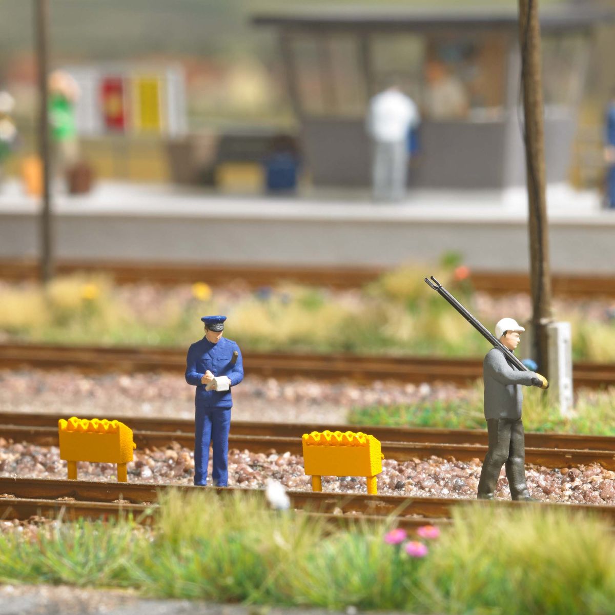 Busch 8875 - Aktion-Set: Rangierer & Wagenmeister Epoche 3-4 Busch 8875 - Aktion-Set: Rangierer & Wagenmeister Epoche 3-4