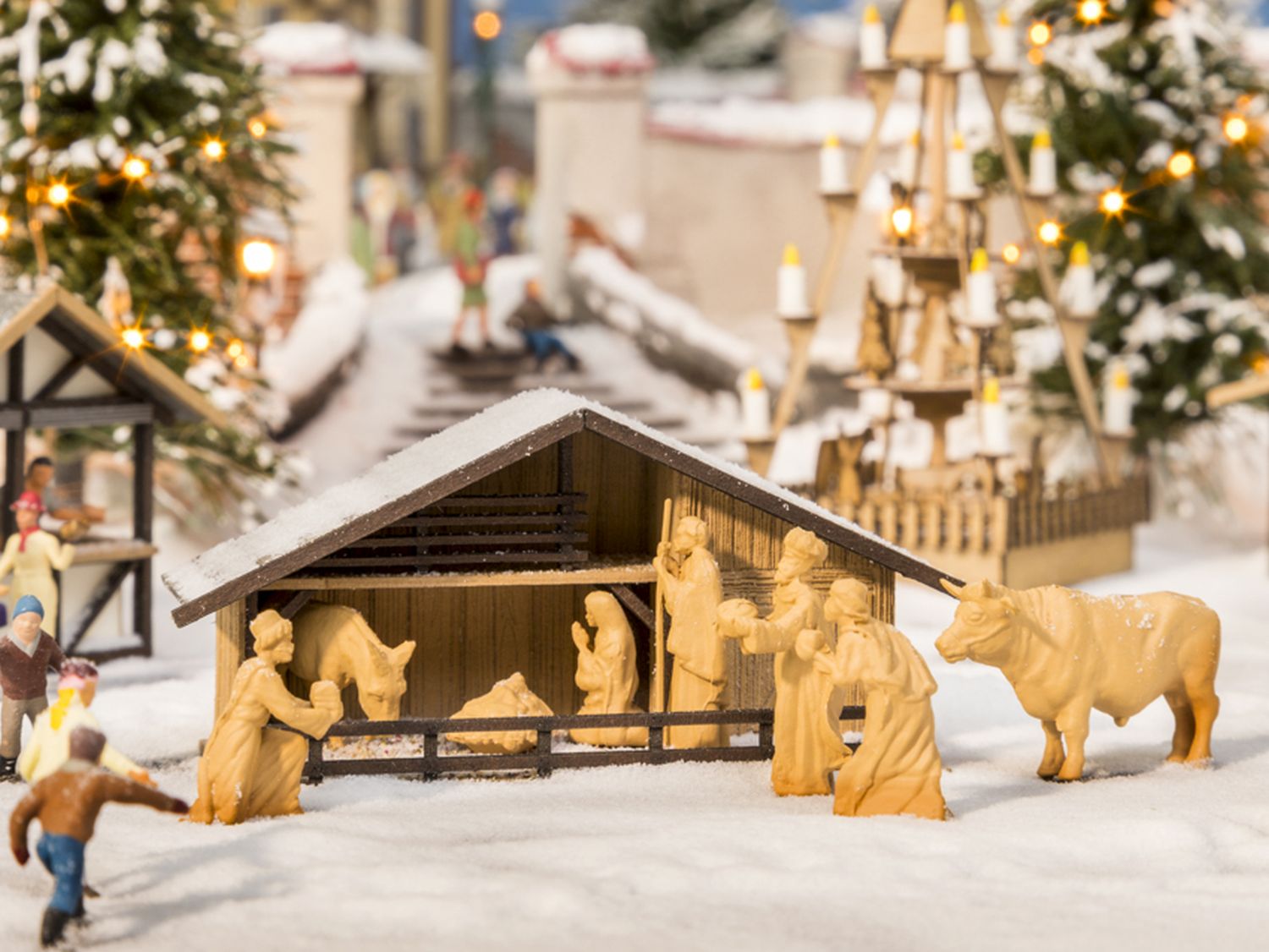 Noch 14394 - Laser-Cut minis 'Weihnachtsmarkt-Krippe mit 8 Figuren'