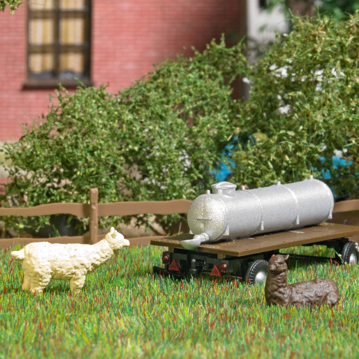 Busch 8872 - Aktion-Set: Alpakas mit Wasserfass Busch 8872 - Aktion-Set: Alpakas mit Wasserfass