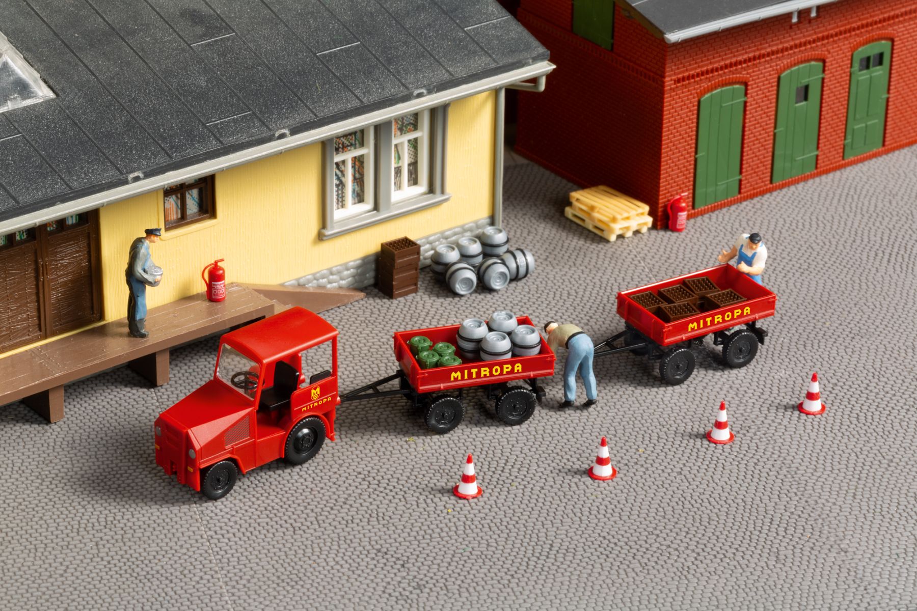 Auhagen 40511 - Pomßenschlepper mit zwei Anhängern 'Mitropa', Bausatz