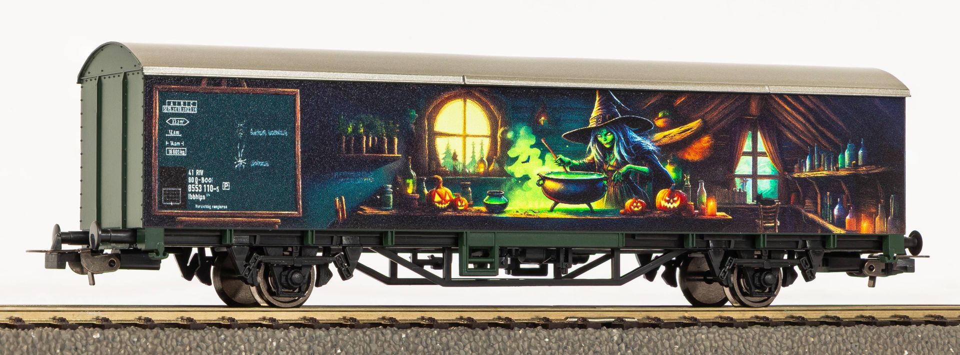 Piko 27901 - Gedeckter Güterwagen mit Leuchtfarben, Halloween