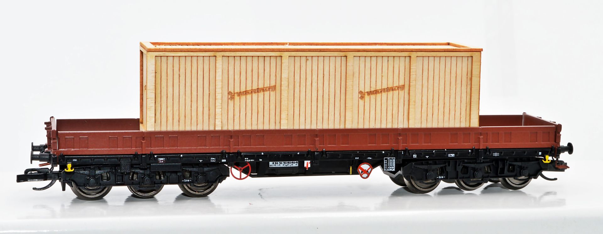 NPE NW 52043 - Schwerlastwagen Sas 4850, DR, Ep.IV, mit Holzkiste 'Wartburg'