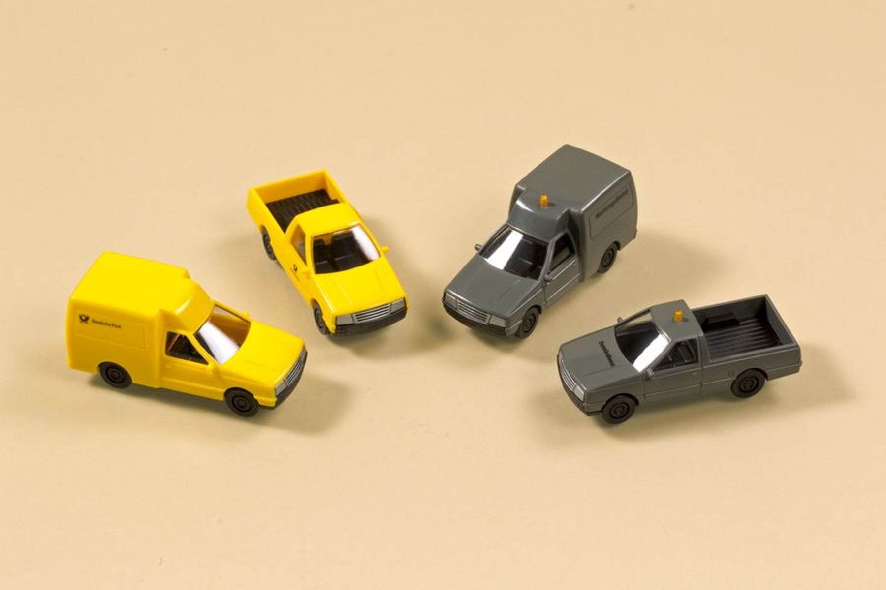 Auhagen 43664 - Nutzfahrzeuge Post, 4 Stück, Fertigmodelle