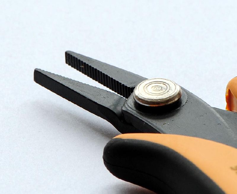 MMC 000004 - Flachzange flache Backen innen gerieft, Länge 135mm