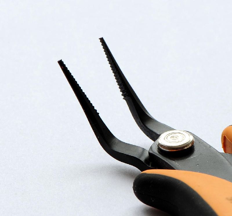 MMC 000006 - Nadelzange ovale spitze Backen innen gerieft, Länge 145mm