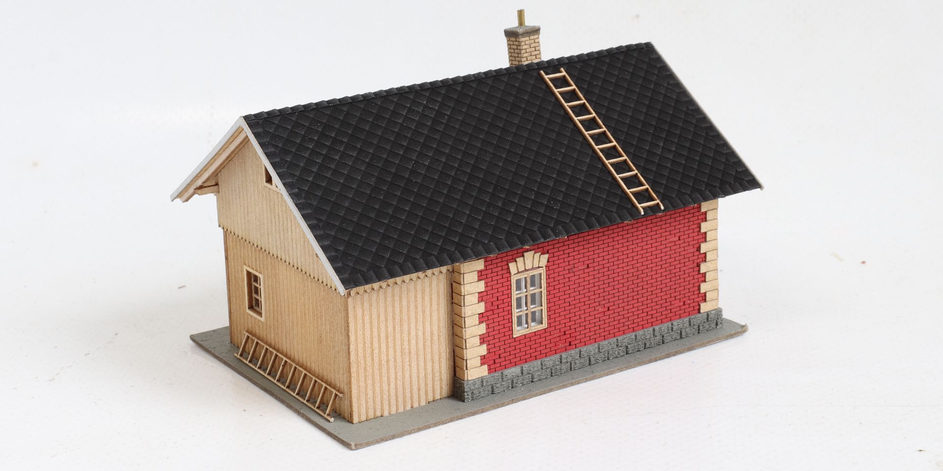 igra 240007 - Bahnwärterhaus Jihlava, 58 x 83 x 53 mm, kolorierter Lasercut-Bausatz igra 240007 - Bahnwärterhaus Jihlava, 58 x 83 x 53 mm, kolorierter Lasercut-Bausatz